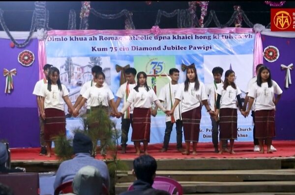 Suangpi Parish acing akem Rev. Fr. Paul Cung Lian Kap vaihawm siamna tawh Dimlo Khua ah Roman Catholic Pawlpi a tun zawh kum (75) cinna Diamond Jubilee Pawi bawl na. (17.2.2025)