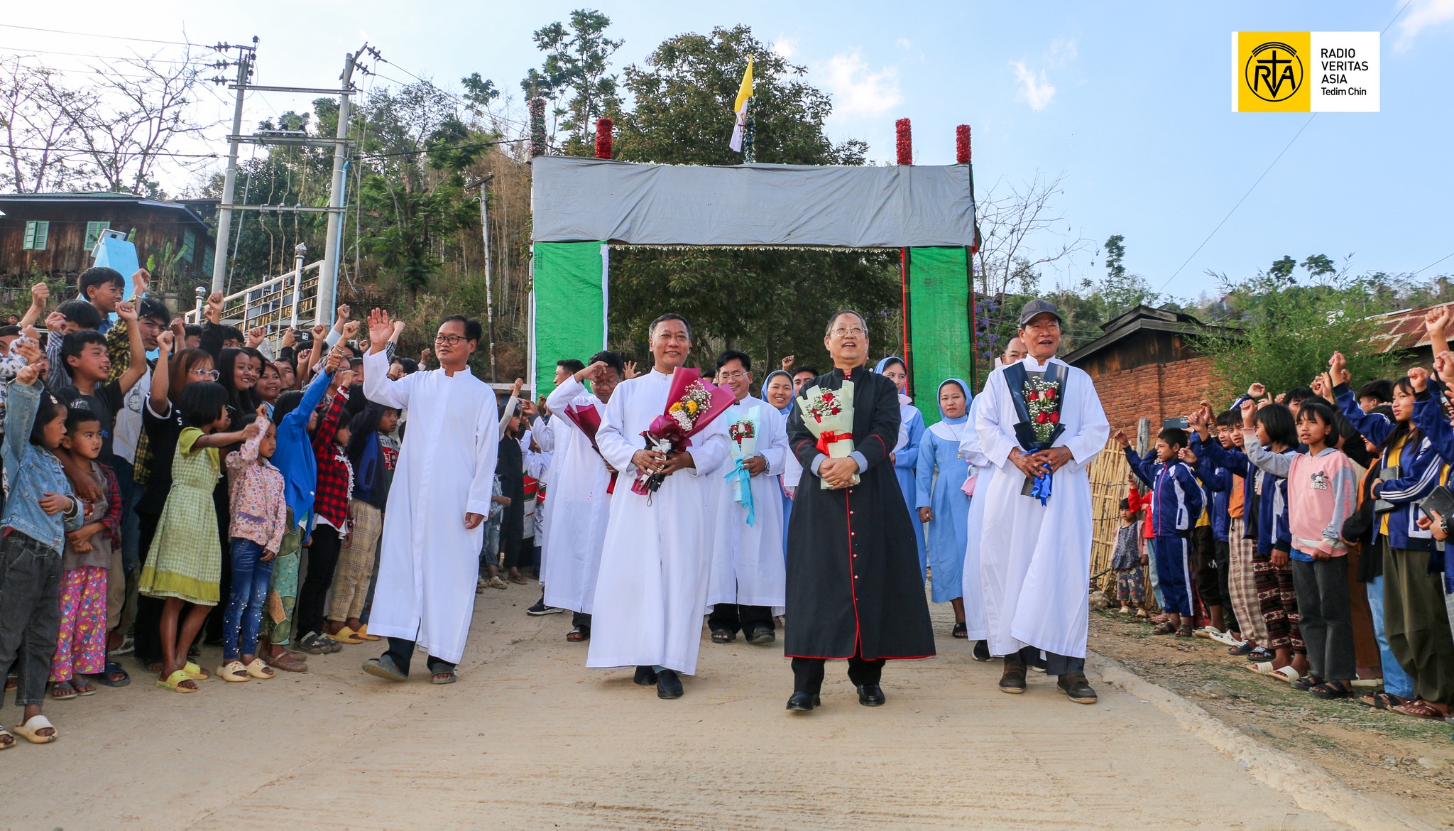 Saizang khua pan Bishop Felix leh a pawl te vai dawnna. (11 April, 2026)